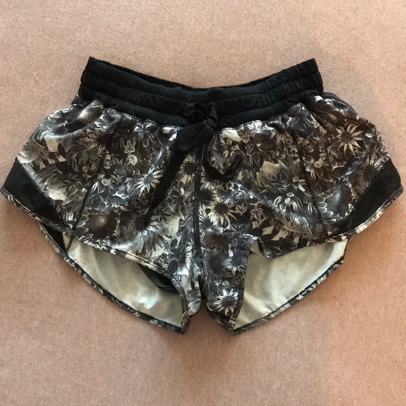 lululemon athletica Pants - RARE lululemon hotty hot short 2.5” size 6